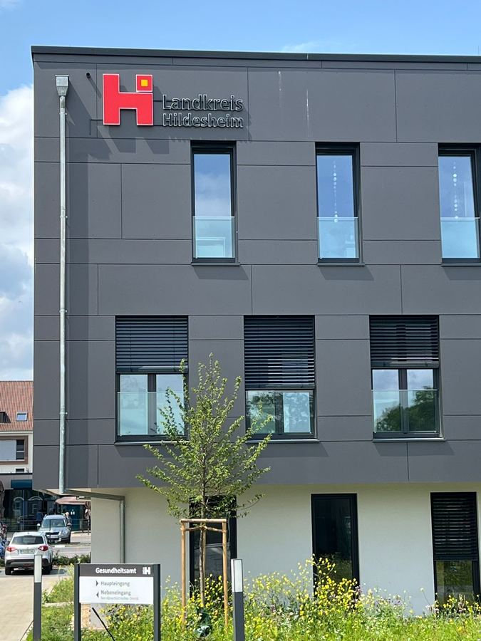 Verwaltungsgebäude mit dunkelgrauer Fassade und Beschilderung des Landkreises Hildesheim