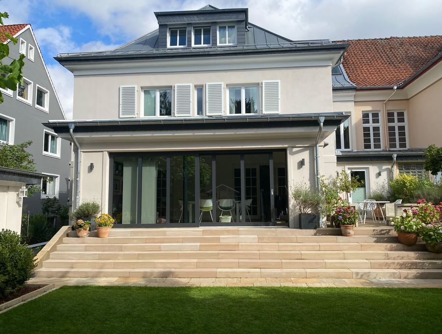 Stadtvilla mit Terrasse zum Garten