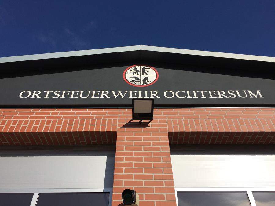 Giebel des Feuerwehrhauses Ochtersum mit Schriftzug und Wappen