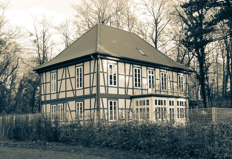 Fachwerkhaus im Ernst-Ehrlicher-Park, Frontansicht in gedeckten Farben