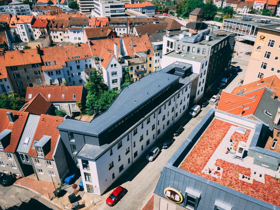 Luftbild des Gebäudes an der Hezilostraße zwischen den Dächern der Innenstadt