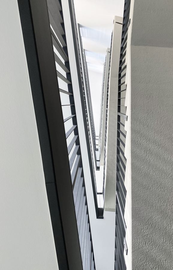 Enge Fuge zwischen zwei Baukörpern, Blick an der Fassade nach oben