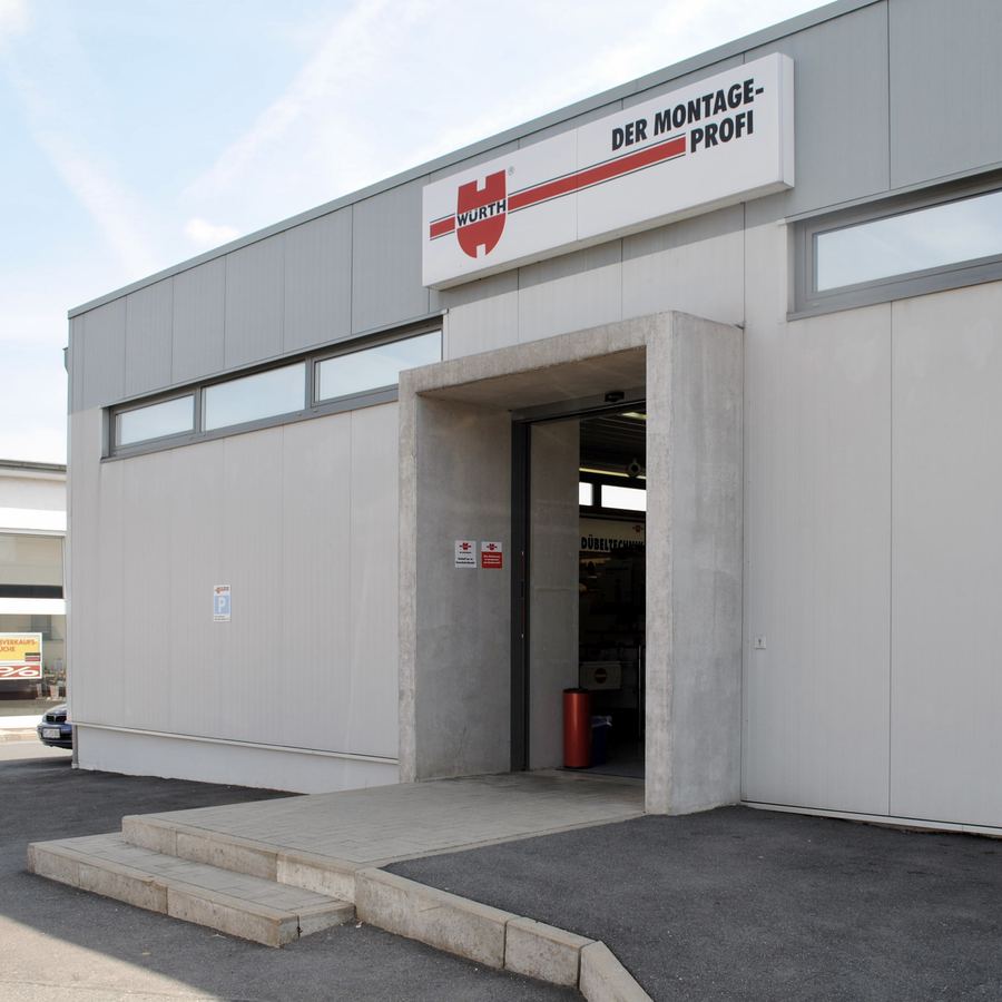 Eingang der Würth-Niederlassung mit Betonvordach