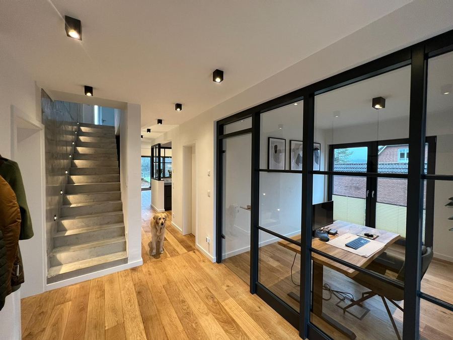Treppe hinter Stahl und Glas