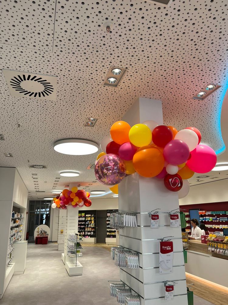 Verkaufsraum der Apotheke am Ratsbauhof mit Akustikdecke und farbiger Ballondekoration