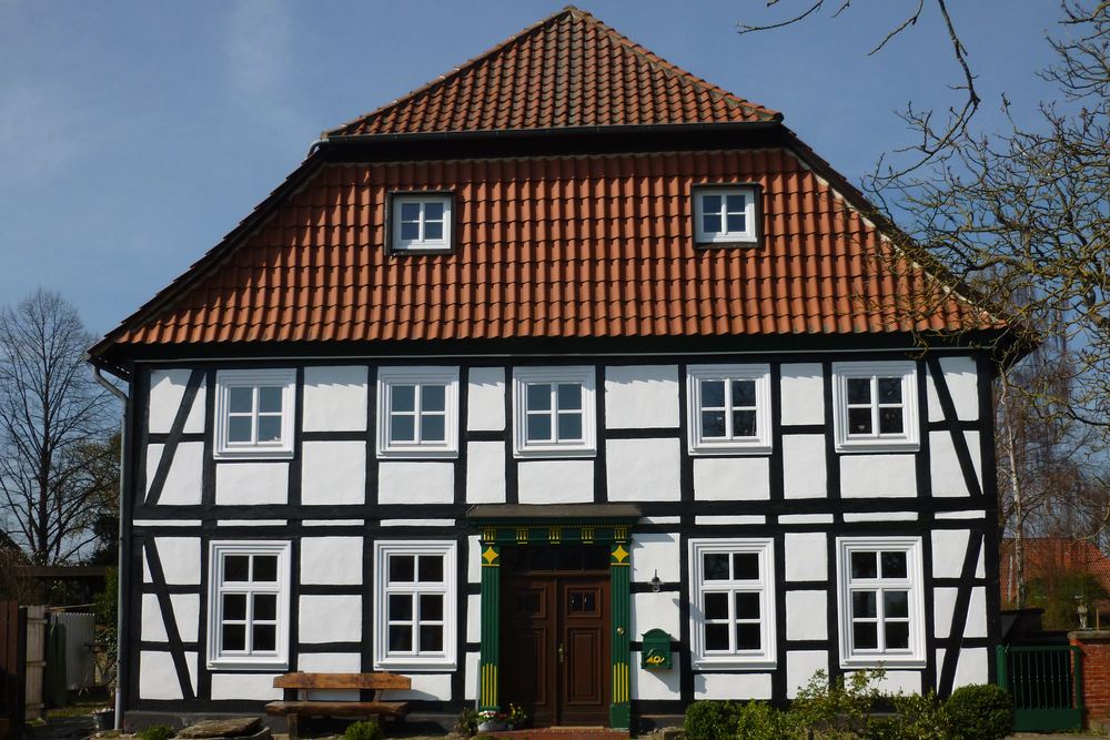Fachwerkhaus mit weiß-schwarzem Gefach und rotem Ziegeldach